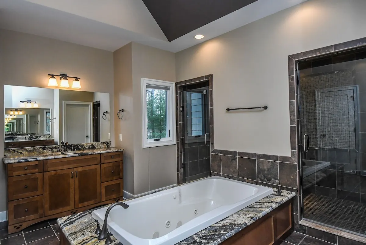 Primary bathroom with modern finishes