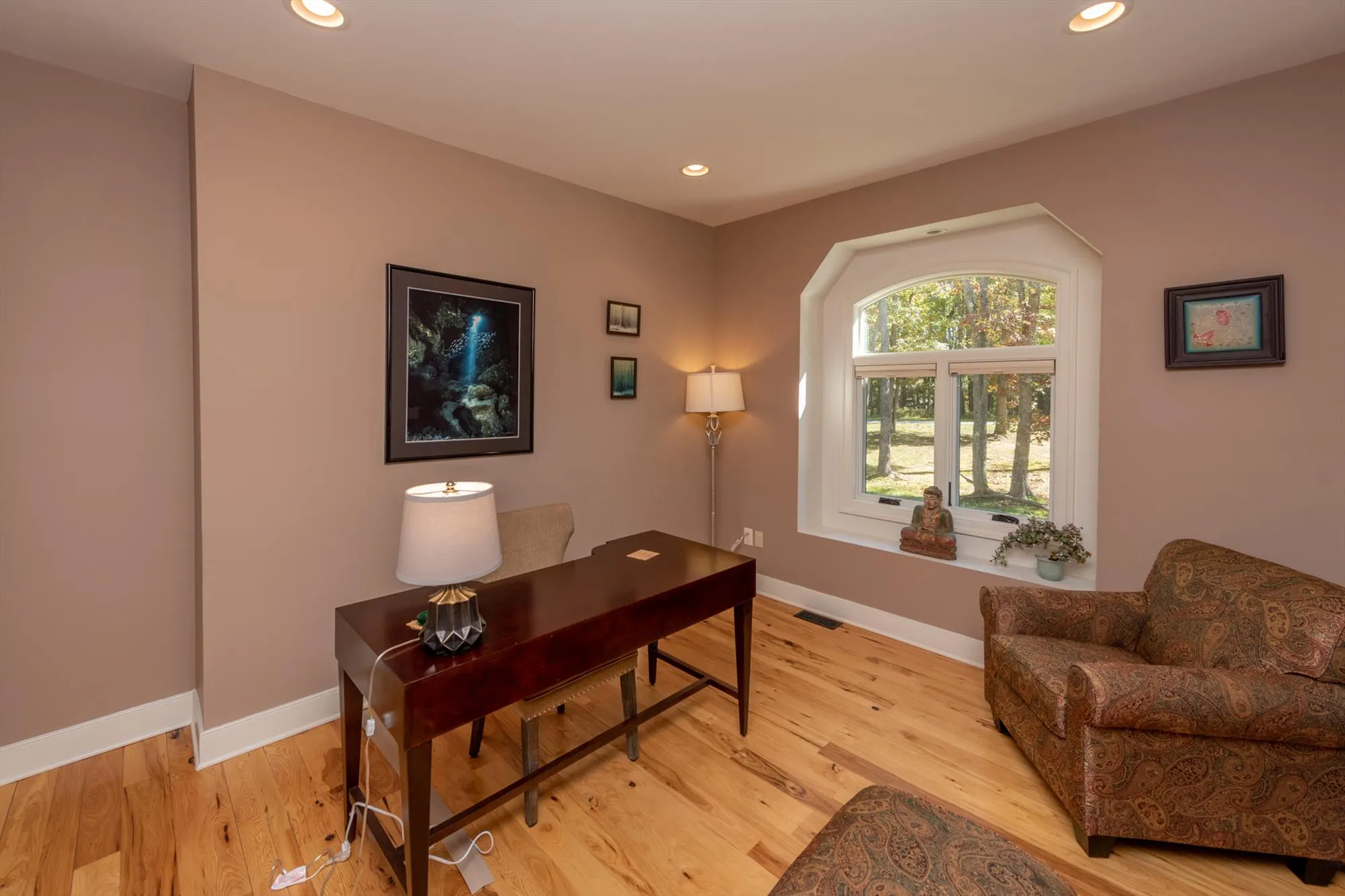 Office room with ample workspace and WiFi connectivity at Woodland Chalet